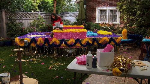 Sydney to the Max Season 2 Episode 17 - Rock the Float