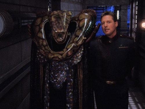 Babylon 5 Season 2 Episode 13 - Hunter, Prey