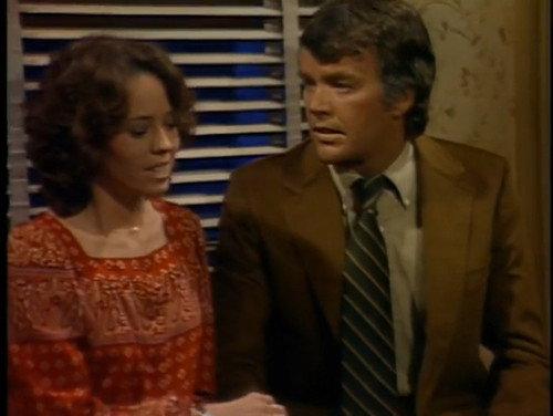 One Day at a Time Season 3 Episode 4 - The Older Man (4)