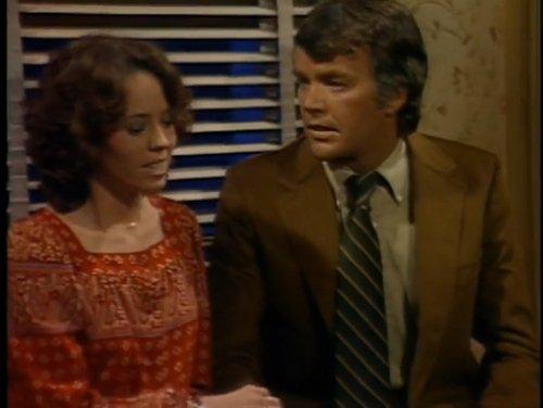 One Day at a Time Season 3 Episode 4 - The Older Man (4)