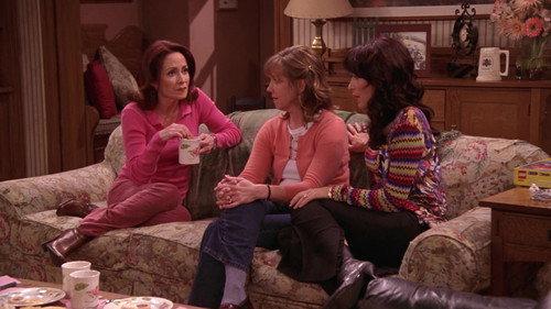Everybody Loves Raymond Season 8 Episode 20 - Blabbermouths