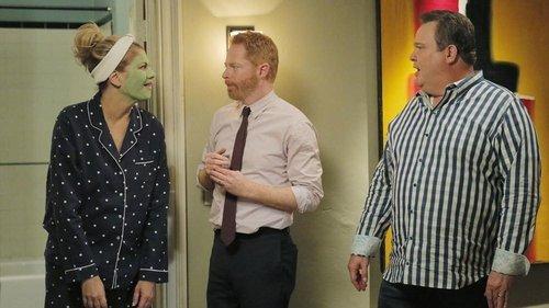 Modern Family Season 6 Episode 9 - Strangers in the Night