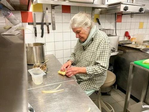 Kitchen Impossible Season 7 Episode 1 - Tim Mälzer vs. Monika Fuchs