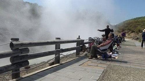 Document 72 Hours Season 9 Episode 17 - People Gathering at Akita's ‘Hot Spring of Life’