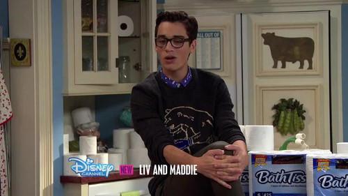 Liv and Maddie Season 3 Episode 15 - Home-Run-A-Rooney