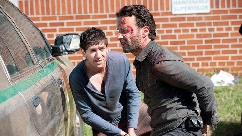 The Walking Dead Season 2 Episode 10 - 18 Miles Out