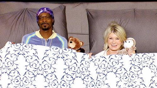 Martha & Snoop's Potluck Dinner Party Season 1 Episode 4 - Bringing Home The Bacon