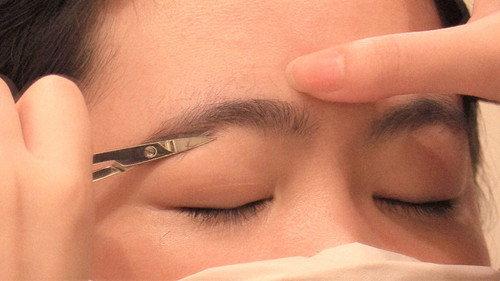 Document 72 Hours Season 12 Episode 25 - Hair and Makeup Salon: Grooming the Eyebrows and Mind
