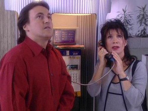 Un gars, une fille Season 4 Episode 5 - Le psy au resto - À l'aéroport - En avion