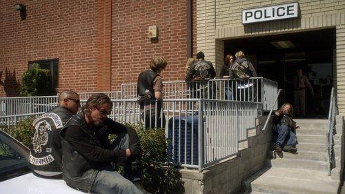 Sons of Anarchy Season 2 Episode 13 - Na Trioblóidí