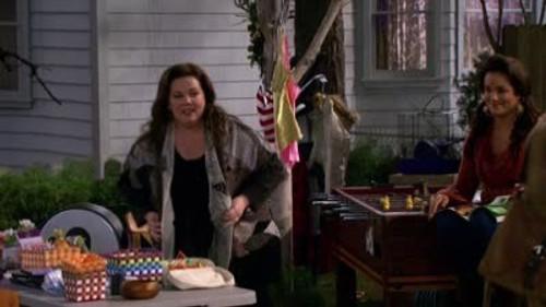 Mike & Molly Season 3 Episode 6 - Yard Sale
