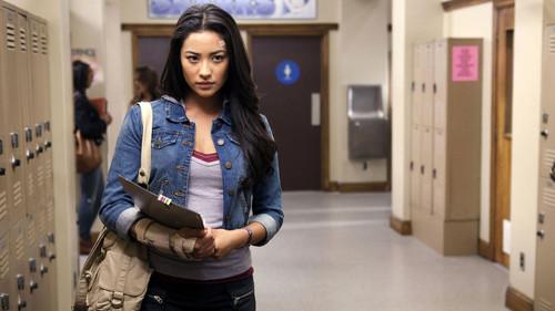 Pretty Little Liars Season 1 Episode 7 - The Homecoming Hangover