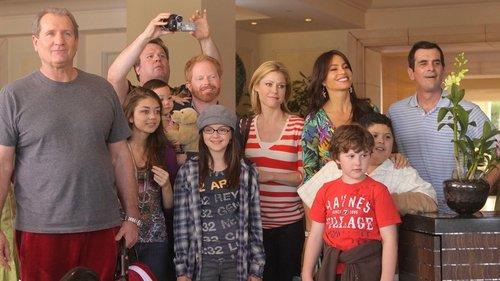 Modern Family Season 1 Episode 23 - Hawaii