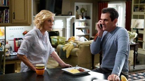 Modern Family Season 11 Episode 8 - Tree's a Crowd