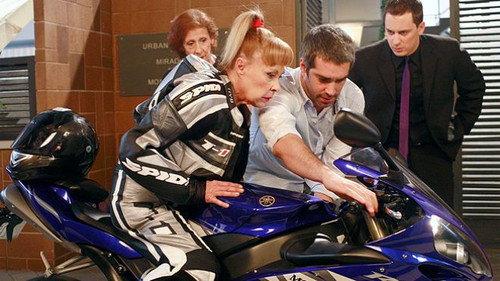 La que se avecina Season 2 Episode 13 - Un fontanero, un calentón y una abuela motorista