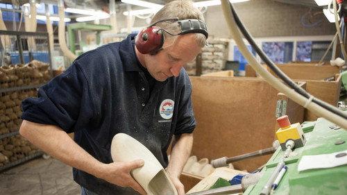 How Do They Do It? Season 10 Episode 7 - Plane Painting; Clogs; Pasties