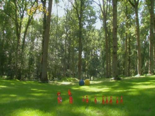 In the Night Garden Season 1 Episode 40 - The Tombliboos and the Pontipine children Build an Arch