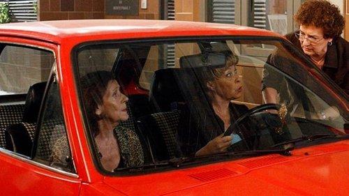 undefined Season 1 Episode 6 - Un voyeur, una inspección y una tarjeta de crédito