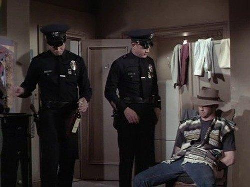 Adam-12 Season 2 Episode 24 - Log 144: Bank Robbery