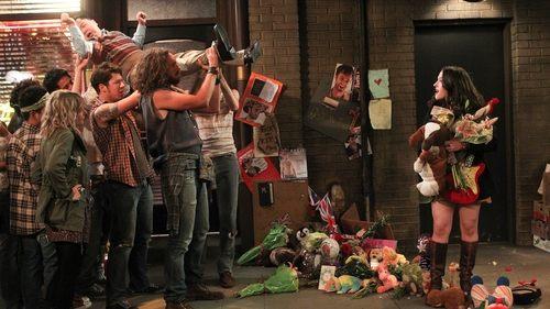 2 Broke Girls Season 3 Episode 1 - And The Soft Opening
