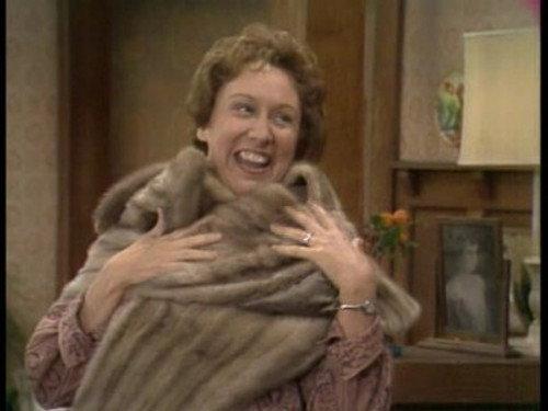 All in the Family Season 2 Episode 20 - Edith Gets a Mink