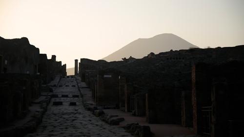 History of the World Season 8 Episode 7 - Pompeji - 2. The Escape