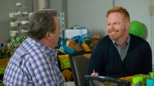 Modern Family Season 9 Episode 22 - Clash of Swords