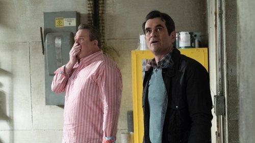 Modern Family Season 9 Episode 21 - The Escape