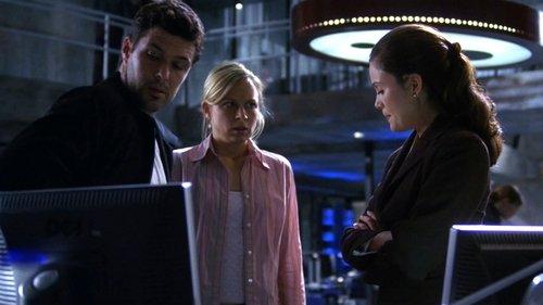 24 Season 4 Episode 18 - Day 4: 12:00 A.M.-1:00 A.M.