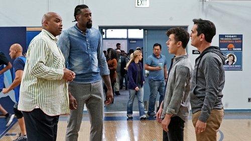 Modern Family Season 8 Episode 16 - Basketball