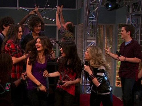 undefined Season 4 Episode 11 - iParty With Victorious (1)