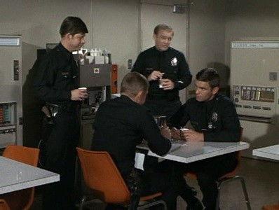 Adam-12 Season 3 Episode 18 - Log 036: Man Between