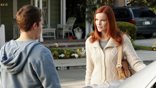 Desperate Housewives Season 2 Episode 21 - I Know Things Now