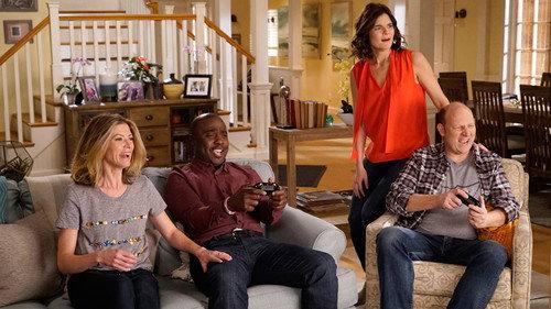 Life in Pieces Season 1 Episode 12 - Bite Flight Wing-Man Bonnie