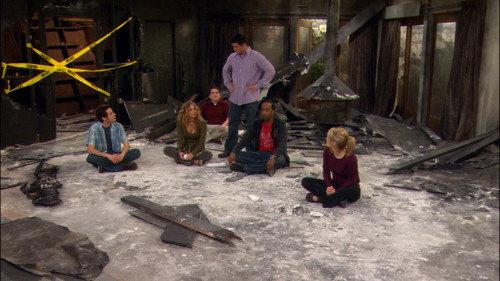 Joey Season 2 Episode 17 - Joey and the Big Move
