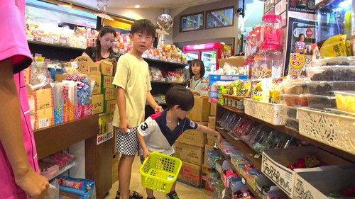 Document 72 Hours Season 15 Episode 25 - A Local Penny Candy Shop in Tokyo
