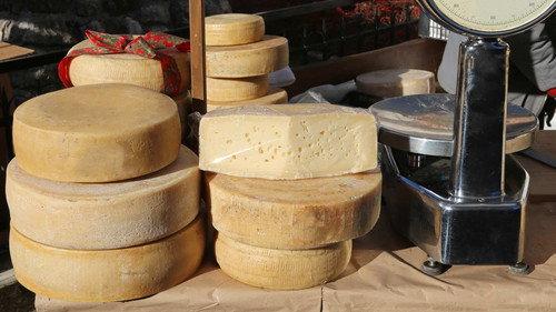 How Do They Do It? Season 13 Episode 9 - Wensleydale Cheese, Paintbrushes, Eucalyptus Oil; Plastic Wrap