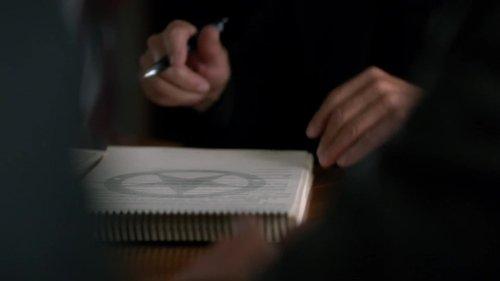 In Plain Sight Season 3 Episode 13 - A Priest Walks Into a Bar