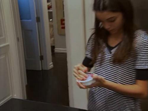 Keeping Up with the Kardashians Season 2 Episode 11 - Junk in the Trunk