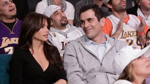 Modern Family Season 1 Episode 24 - Family Portrait