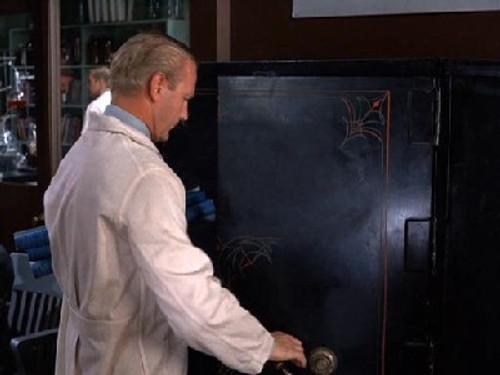 Hogan's Heroes Season 4 Episode 14 - Man in a Box