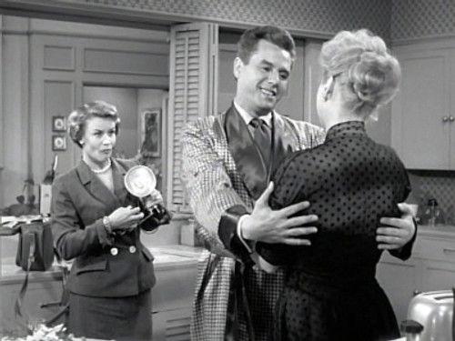 I Love Lucy Season 3 Episode 17 - Fan Magazine Interview