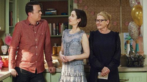Life in Pieces Season 3 Episode 22 - Sixteen Spanish Car Leak