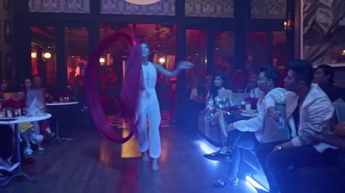 Bling Empire Season 1 Episode 3 - What's in Anna's Shower?