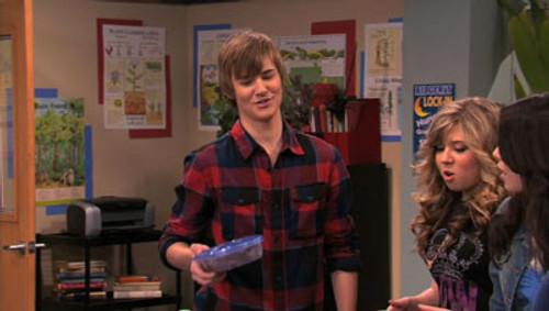 iCarly Season 4 Episode 10 - iOMG
