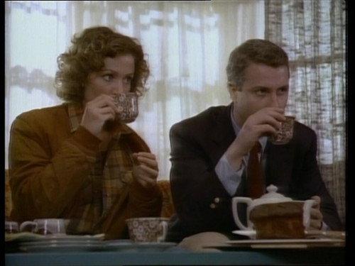 The Twilight Zone Season 1 Episode 21 - Need to Know / Red Snow