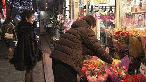 Document 72 Hours Season 4 Episode 1 - Close contact: The Sleepless Flower Shop in Kabukicho
