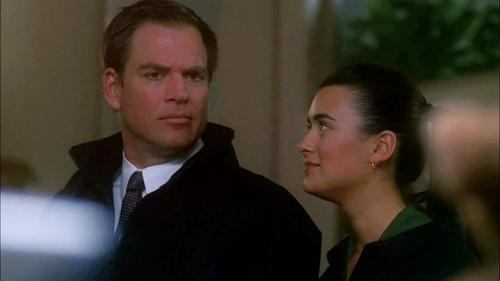 NCIS Season 6 Episode 14 - Love and War