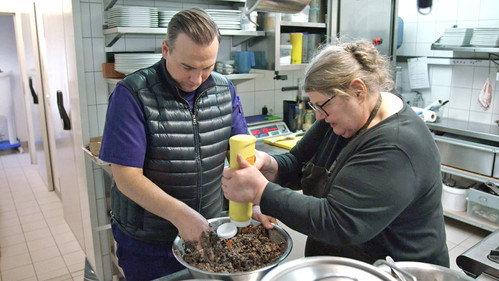 Raue - Der Restaurantretter Season 1 Episode 1 - "Stadiongaststätte" in Hülben