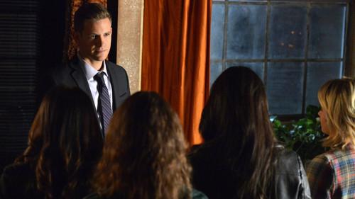 Pretty Little Liars Season 3 Episode 20 - Hot Water
